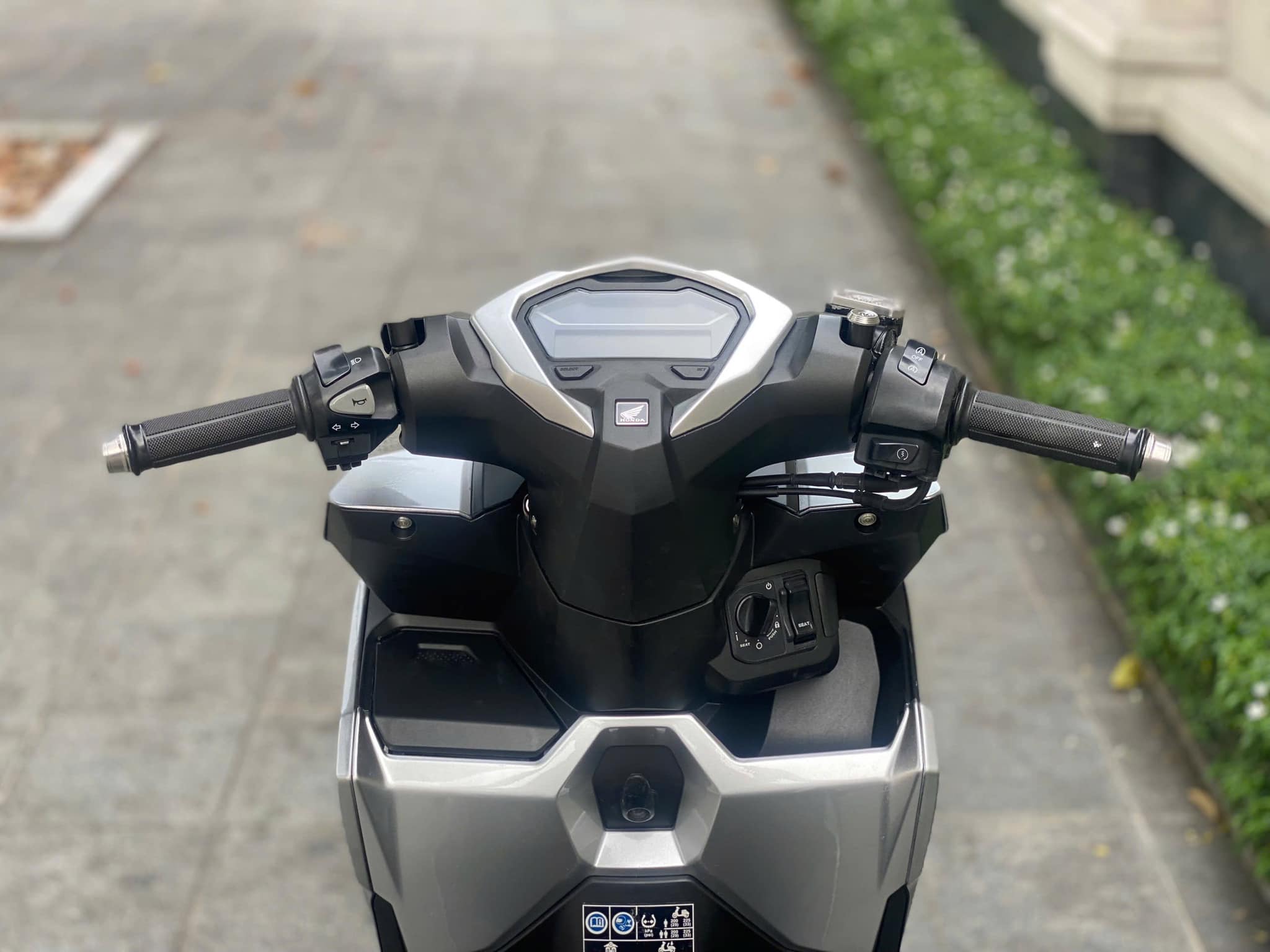 nen-mua-xe-vario-125-hay-ab-125-2025